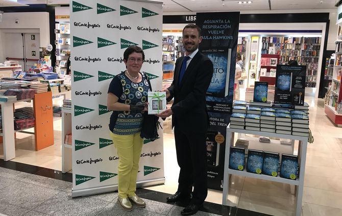 El Corte Inglés entrega un ebook a la ganadora del concurso celebrado en la Feria del Libro  