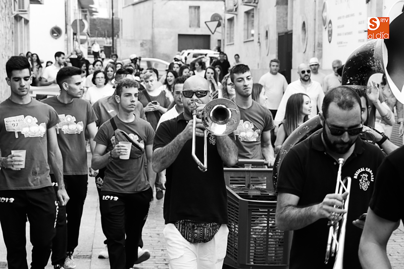 Desfile de peñas y charangas por las calles de Villamayor / Fotos de Alejandro López