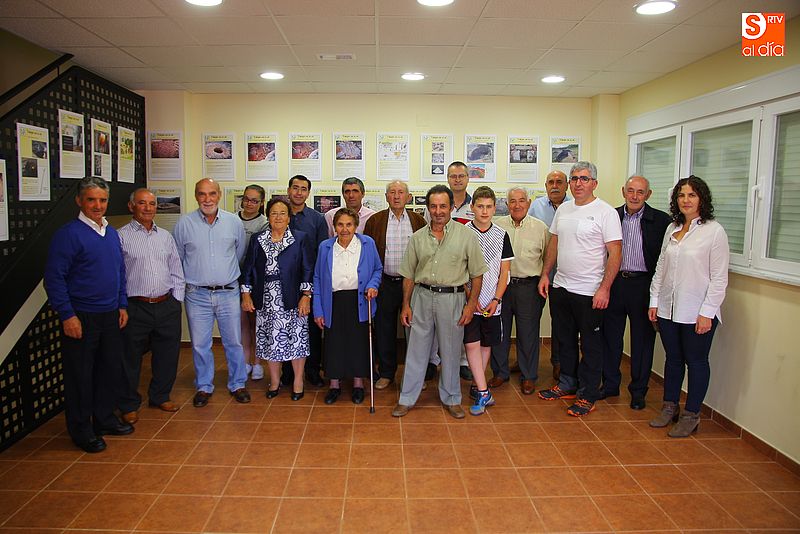 Vecinos, visitantes y miembros del Ayuntamiento acudieron a la inauguración de la muestra