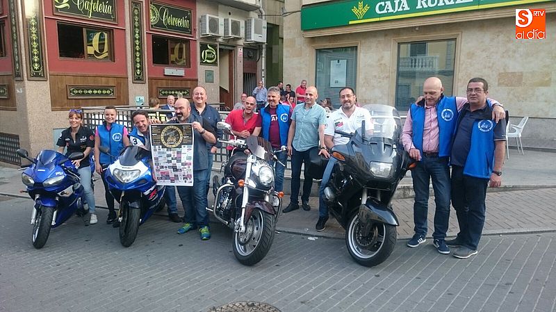 Los concejales, Sandra Méndez y Samuel Fernández, con los miembros del moto club Pata Negra