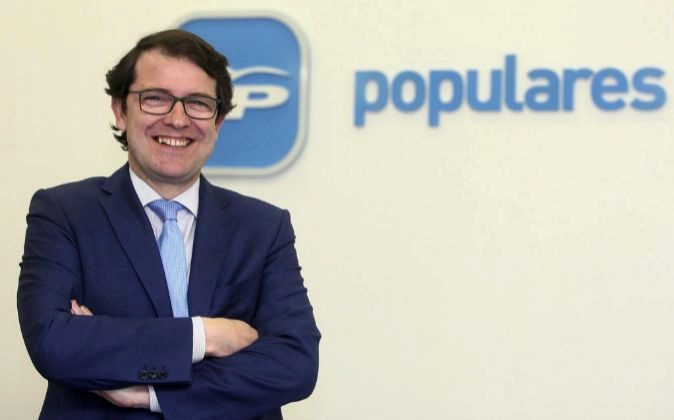 Mañueco, entre Messi y Cristiano