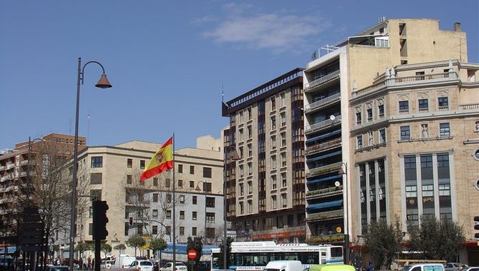 Cuatro intoxicados por humo en el incendio de una vivienda de la Plaza de España  