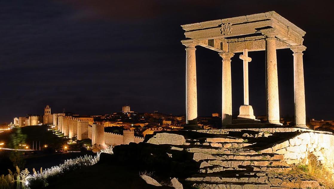 Los Cuatro Postes y las murallas al fondo