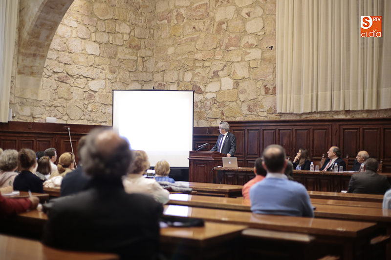Un momento de la conferencia ofrecida por Bernardo García-Bernalt en el Aula Unamuno (Foto de Álex López)