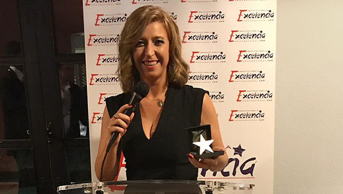 Ainhoa Flores, recogiendo el premio a la excelencia profesional de web y fotografía
