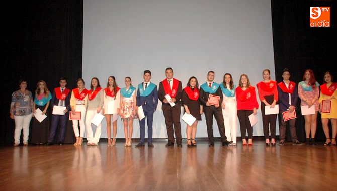 Parte de los alumnos graduados en este curso 2016-2017 a punto de finalizar