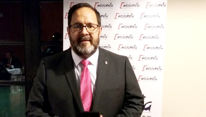 Manuel Santos Pérez-Moneo con la Estrella de Oro a la Excelencia Profesional