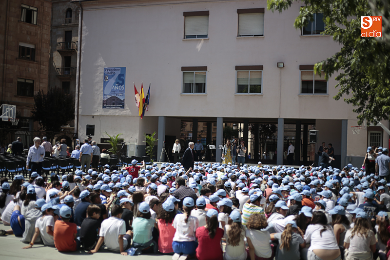 Acto para conmemorar el 75 aniversario del centro, en el patio del colegio / Foto de Alejandro López