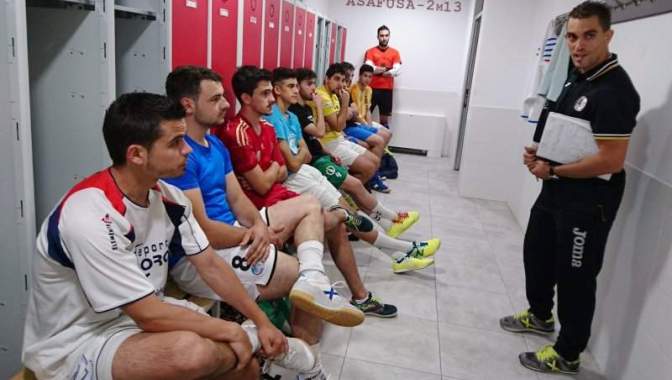 El seleccionador, en una charla con sus jugadores