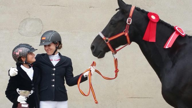 Marta y Cristina con Samburu (de izquierda a derecha)