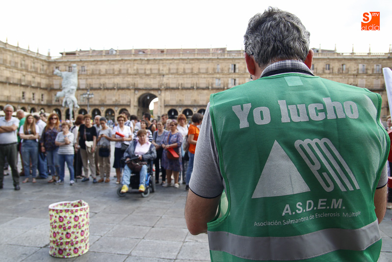Foto 6 - Mosaico humano en la Plaza Mayor para visibilizar la esclerosis múltiple