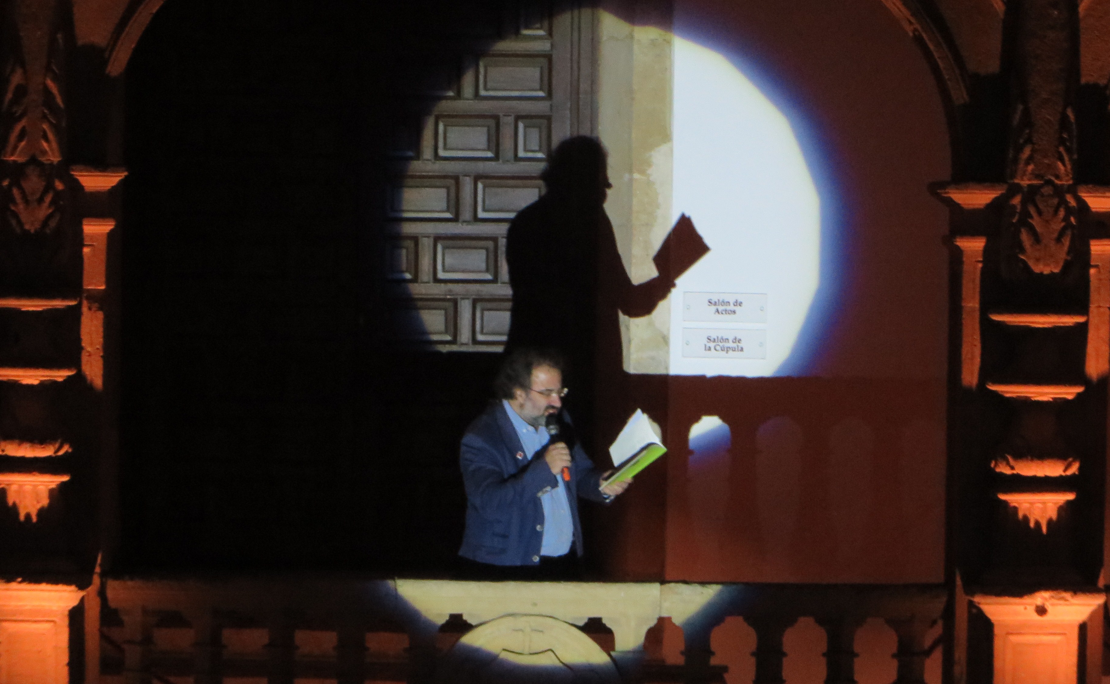 A. P. Alencart leyendo en el Colegio Fonseca de la Usal