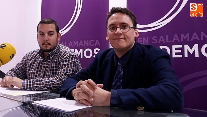 Ignacio Paredero, a la derecha, secretario general de Podemos Salamanca