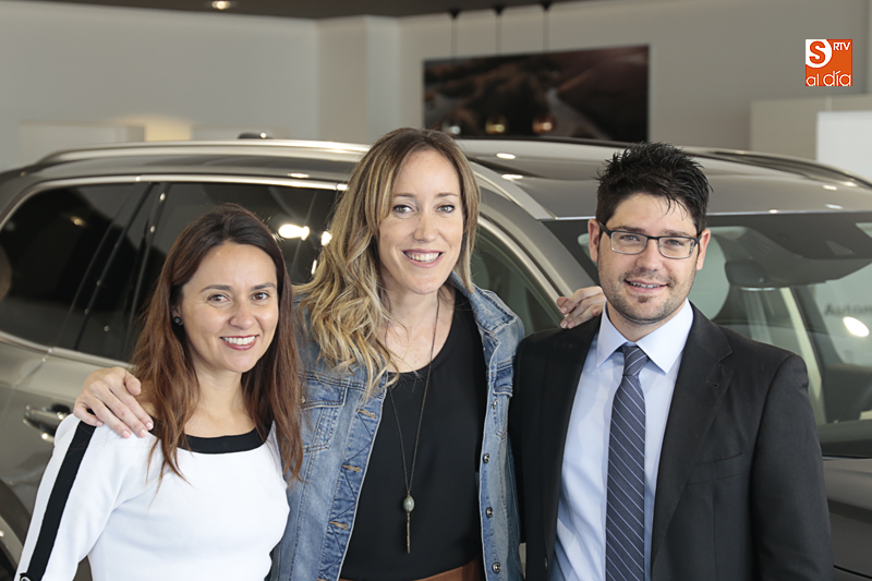 Marta Fernández, en el centro, junto a los responsables de Bazago / Foto de Alejandro López