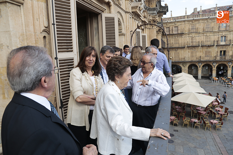 María José Fresnadillo recibe a los congresistas (Foto de Álex López)