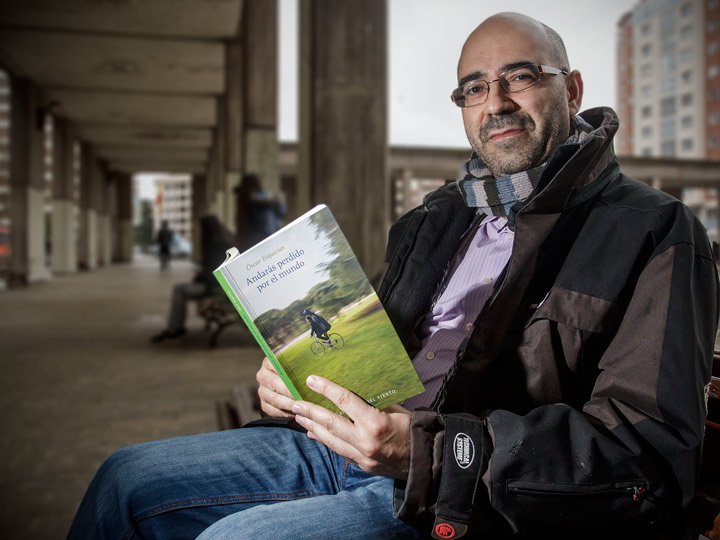 El escritor burgalés Óscar Esquivias