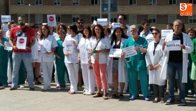 Concentración de la Junta de personal de la sanidad pública de Salamanca, ante el Hospital Clínico Universitario