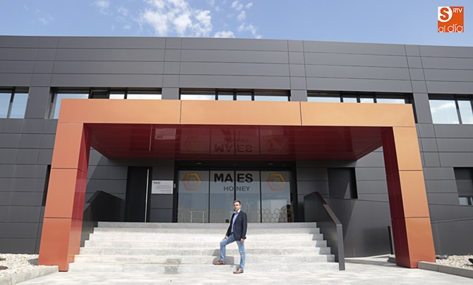 César Redondo, director general de MAES Honey, en las instalaciones de la empresa en Aldeatejada. Fotos: Alejandro López