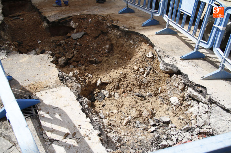 Cortada la calle Camelias tras el reventón de una tubería