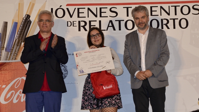 Jimena recogía el diploma que la acredita como ganadora del segundo premio