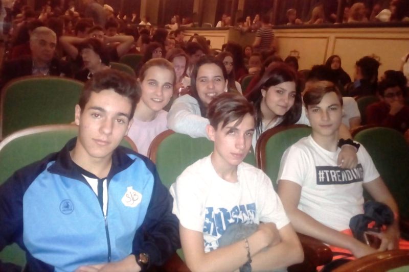 Alumnos del colegio San Juan Bosco disfrutan de ‘Historia de una escalera’  