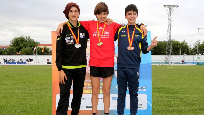Javier Montero, a la derecha de la foto, con su medalla de bronce