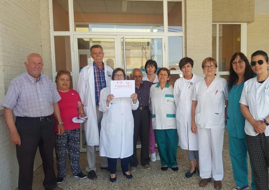 Los sanitarios del centro de salud de zona rechazan las agresiones a los profesionales del sector
