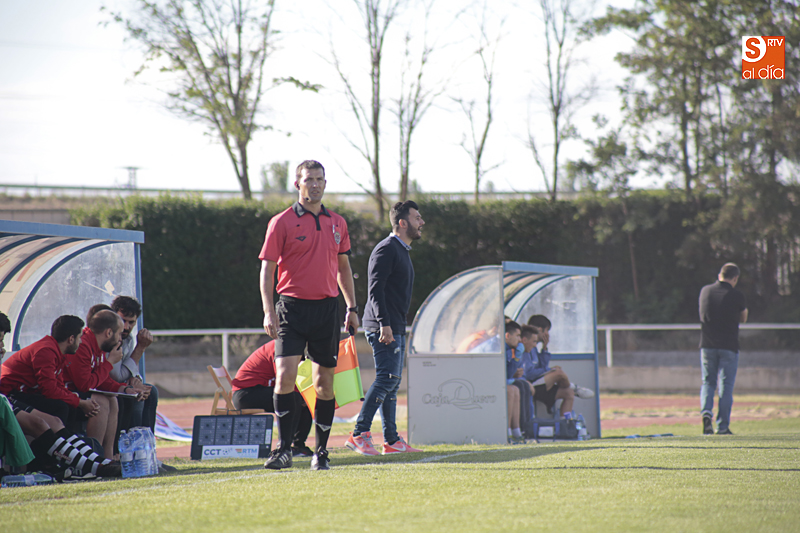 Astu, durante el partido, dando indicaciones a sus jugadores (Foto de Álex López)