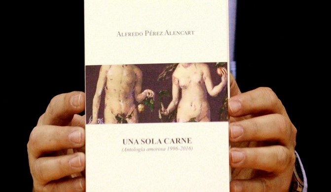 Antología y manos de A. P. Alencart / Foto de José Amador Martín