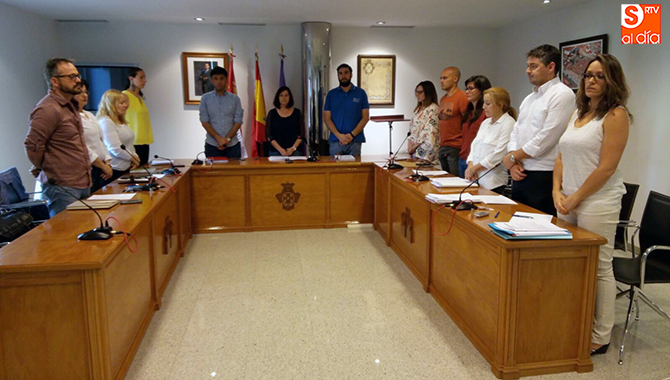 El Pleno celebrado este lunes se iniciaba con un minuto de silencio en memoria de los fallecidos en los atentados de Londres