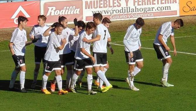 Los jugadores del Salmantino celebran un gol en el estadio Helmántico