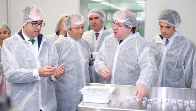 El presidente de la Junta de Castilla y León, Juan Vicente Herrera, en la nueva planta del Grupo Chemo