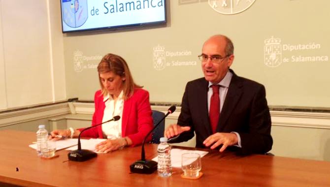 El presidente de la Diputación, Javier Iglesias, y la diputada de Economía y Hacienda, Chabela de la Torre