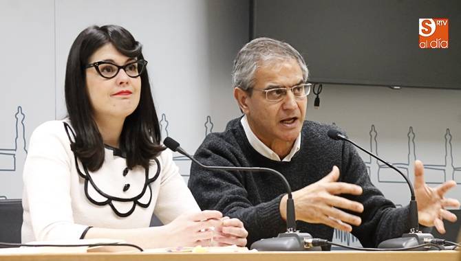 Gabriel Risco, junto a la portavoz de Ganemos Salamanca en el Ayuntamiento, Virginia Carrera