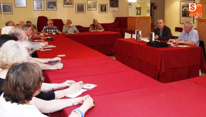 Un momento de la tertulia en el Rona Dalba ofrecida por Benito González García