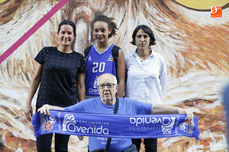 Homenaje a Perfumerías Avenida con una obra de arte urbano en el Barrio del Oeste