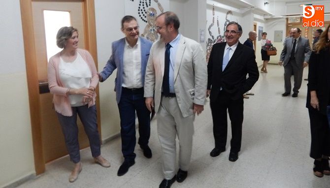 El consejero de Educación, acompañado del director del centro y del delegado territorial de Educación