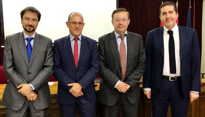El juez Orduña, en el centro, en la Facultad de Derecho
