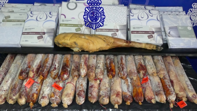 Productos incautados por los agentes en un garaje