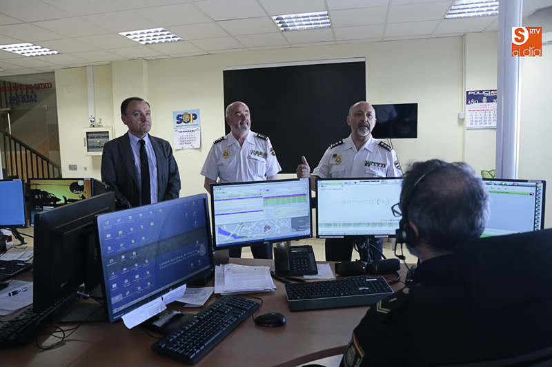 Visita del subdelegado del Gobierno y los mandos policiales a la Sala Única del 091 / Foto de Alejandro López