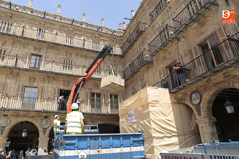 Trabajo de los operarios para retirar el medallón (Foto de Álex López)
