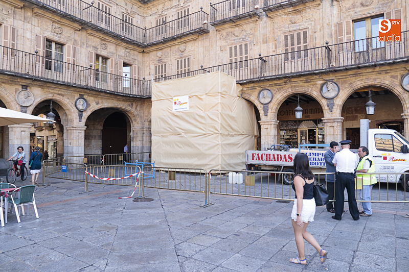 La Plaza Mayor, este viernes durante los trabajos de retirada del Medallón de Franco. Foto: Alex López