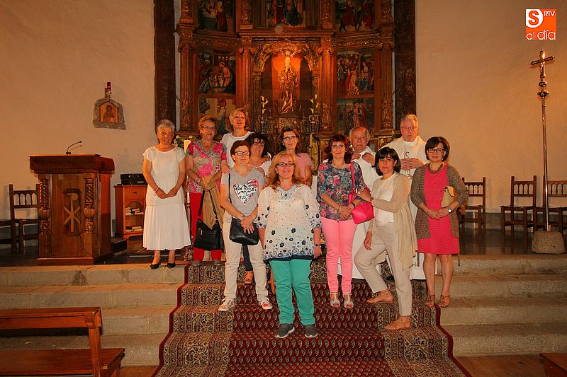 Las alumnas reunidas al término de la misa en la parroquia local