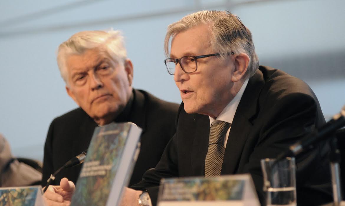 Monseñor Salvador Piñeiro y Leuridan, con el libro