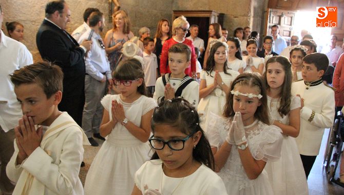 Bonita ceremonia de Primera Comunión de 16 niños en Vitigudino