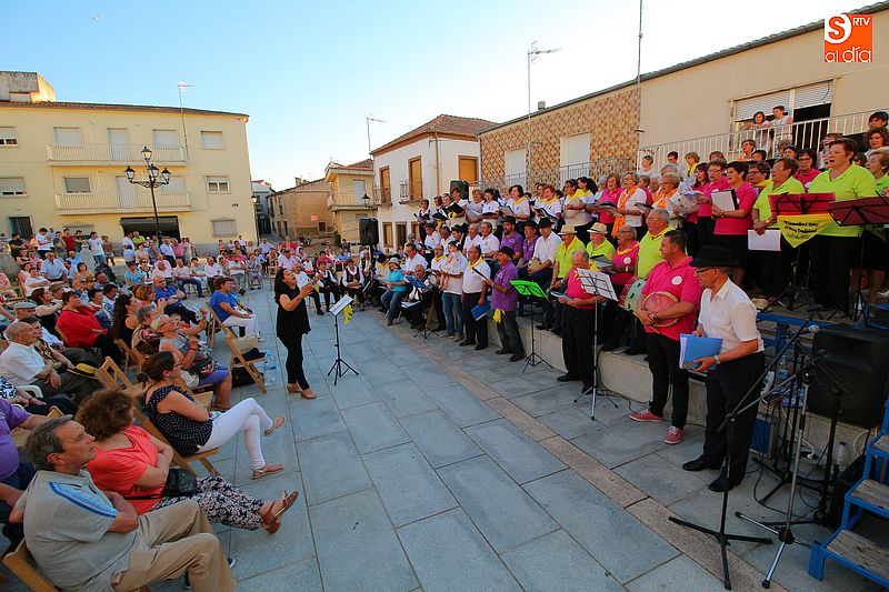 Todos los grupos se unieron para interpretar varios temas al final de la jornada