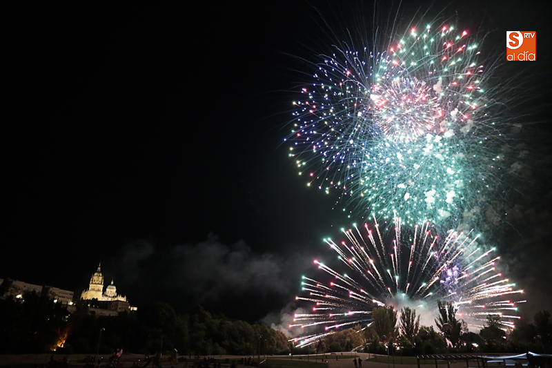 Los fuegos dan la bienvenida a la fiesta de San Juan. Fotos: Alejandro López