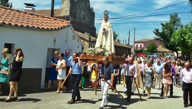 Procesión de la Virgen de la Salud por el barrio de los Mesones de Ledesma