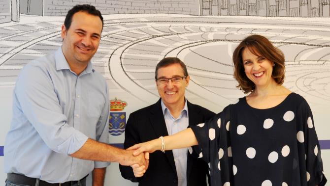 El alcalde, David Mingo, Juan Carlos Melgar, director general de la Fundación Adsis, y la concejal Andrea García