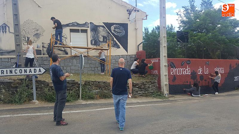 Los voluntarios aprovecharon el buen tiempo para trabajar en el mural.